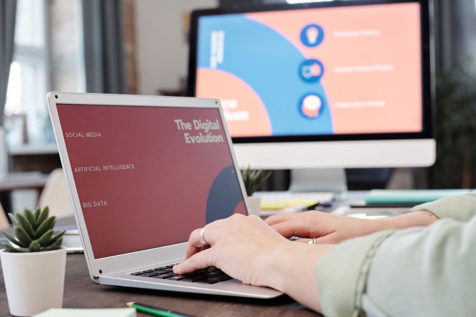 Person arbeitet an einem Laptop mit digitaler Technologieoberfläche