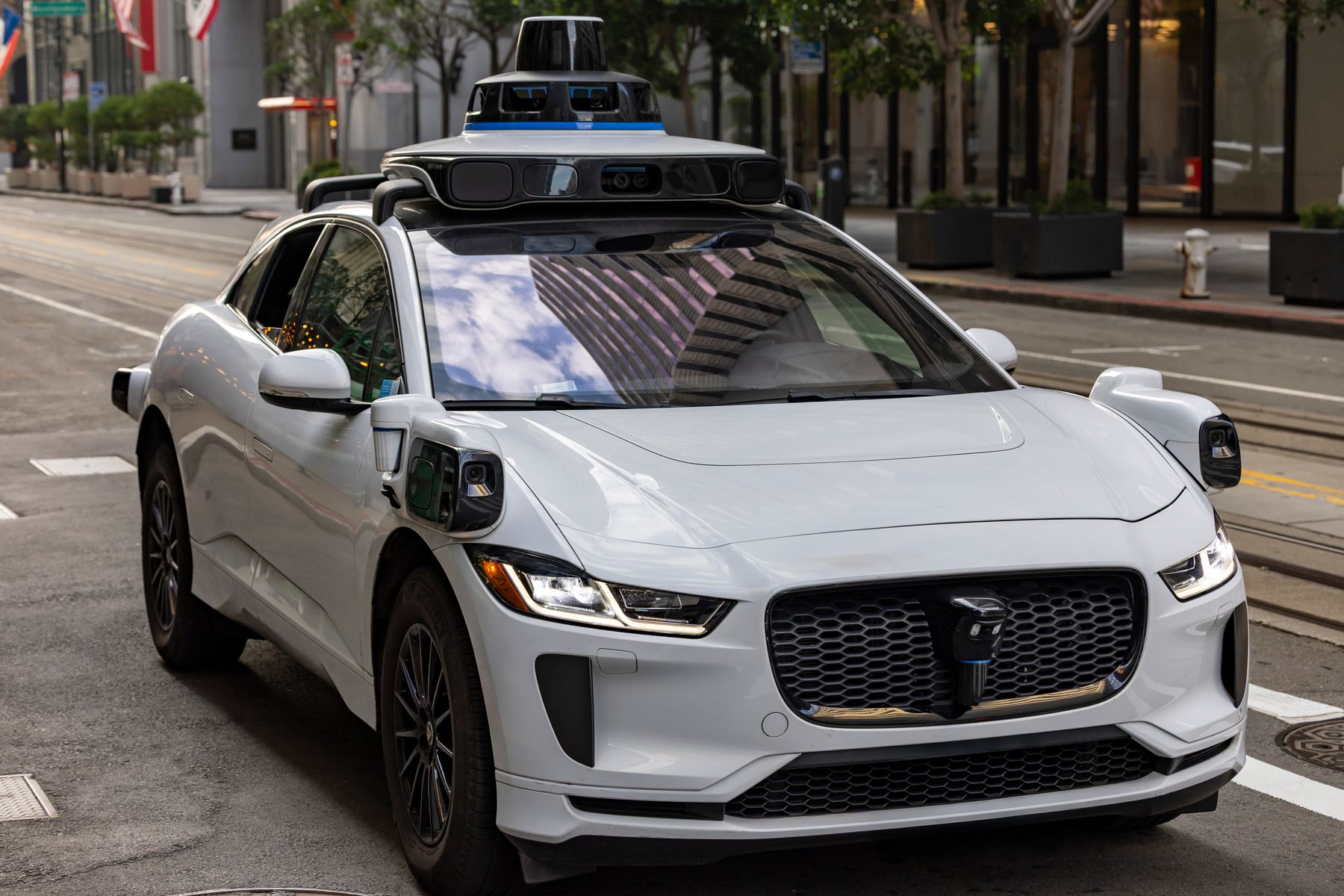 Autonomes Fahrzeug auf einer Stadtstraße