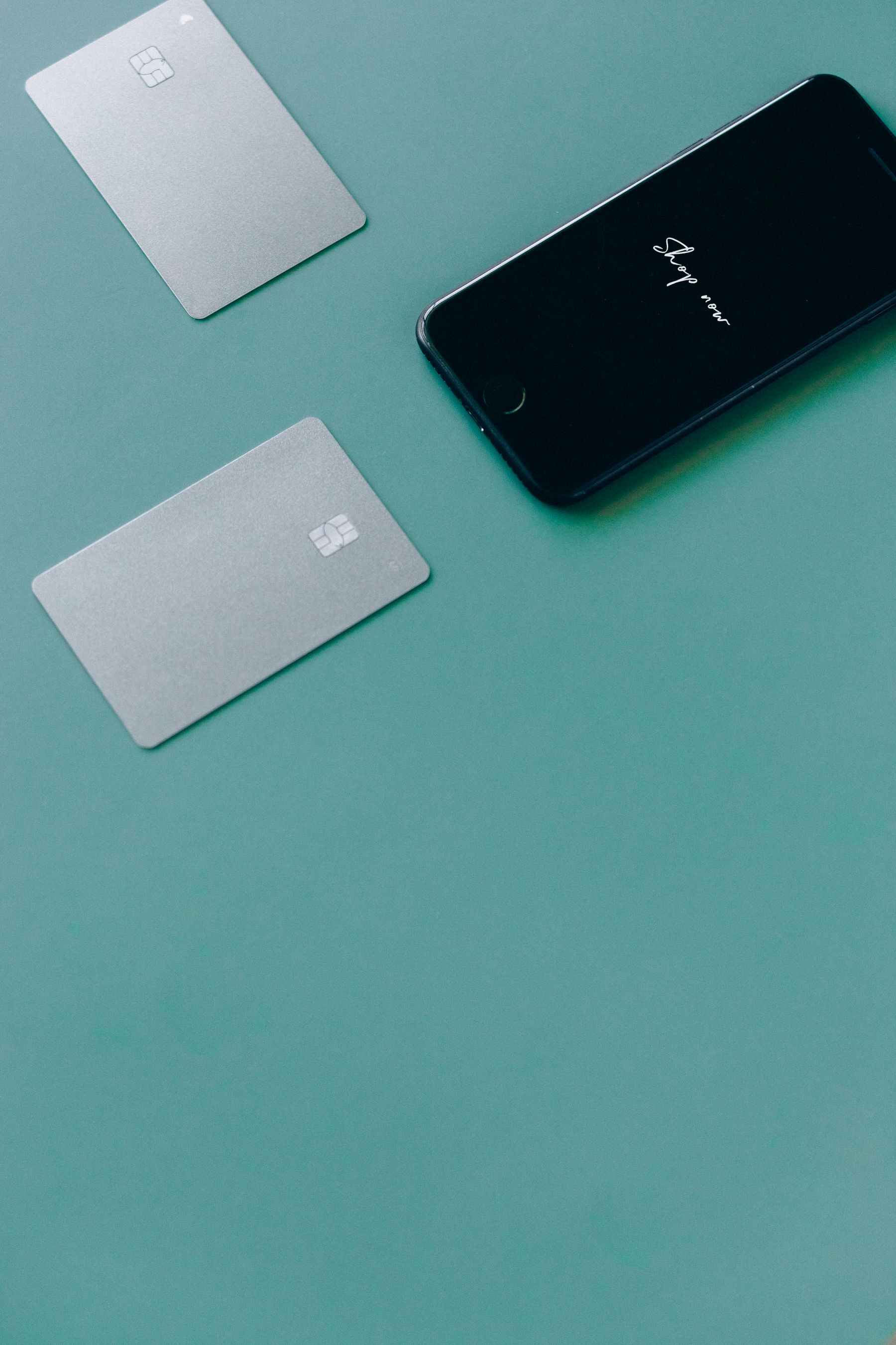 Smartphone und Bankkarten als Symbol für digitales Banking