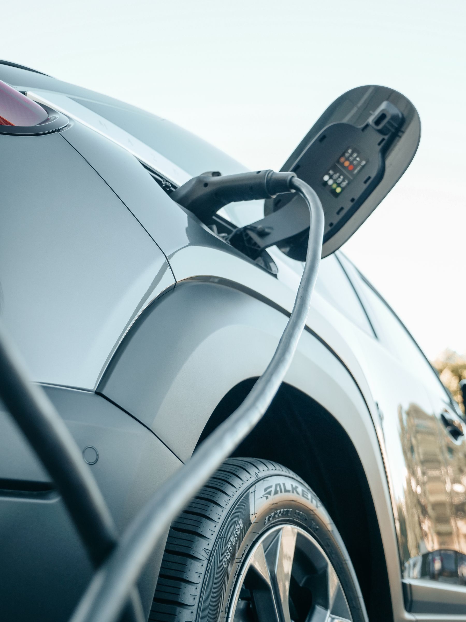 Elektroauto beim Laden als Symbol für E-Mobilität