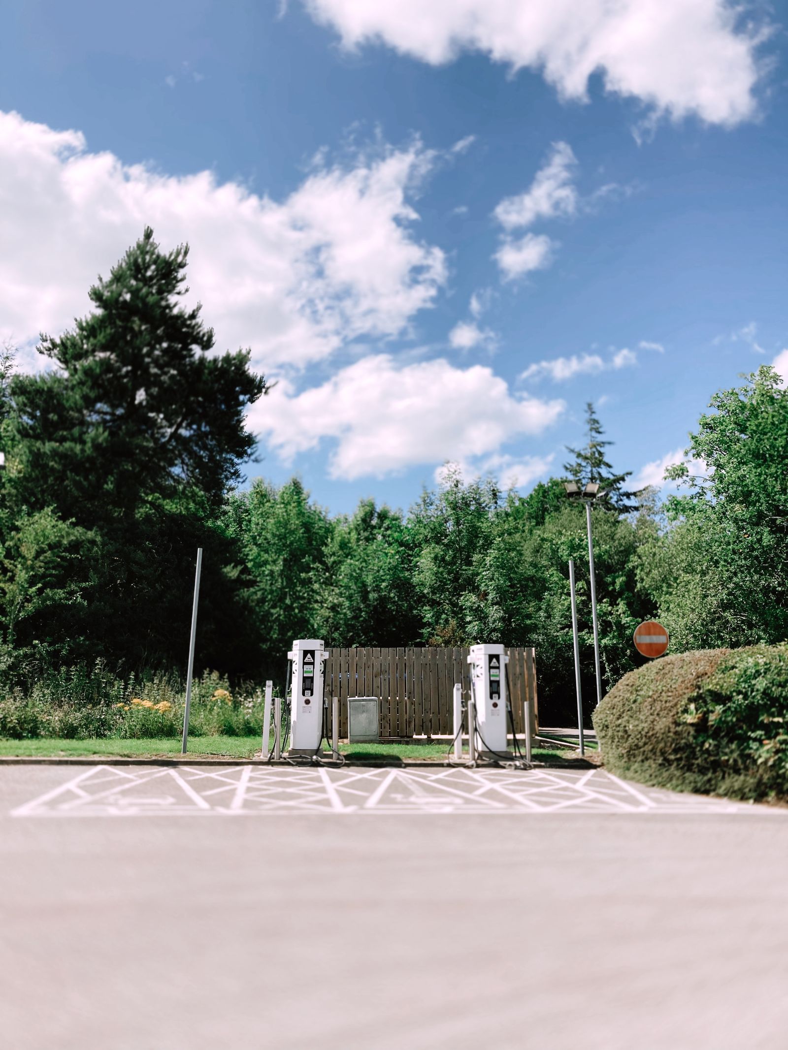 Elektroauto und Ladeinfrastruktur als Symbol für Batterie-Recycling