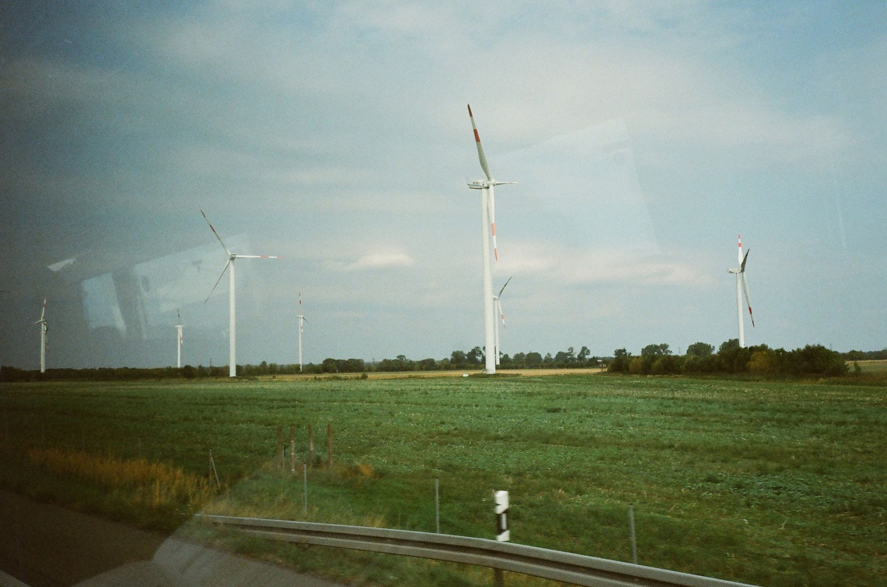 Windkraftanlagen als Symbol für flexible Strommärkte und Batteriespeicher